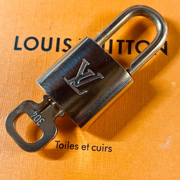 LOUIS Vuitton brass lock set with key #304 Authentic padlock NICE! - Picture 3 of 5